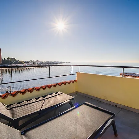 Sleek And Stylish With Sea View - Comfort Two Bedroom With Terrace Apartmán *