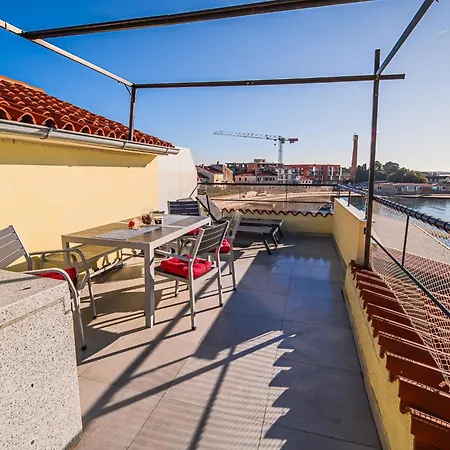 Apartmán Sleek And Stylish With Sea View - Comfort Two Bedroom With Terrace
